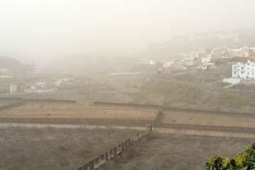 Una densa calima cubre el cielo de Telde (Foto Jesús Ruiz, TA y Antonio Rico)